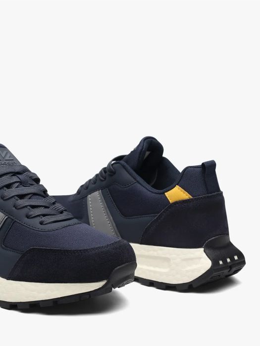 Продам демисезонные кроссовки