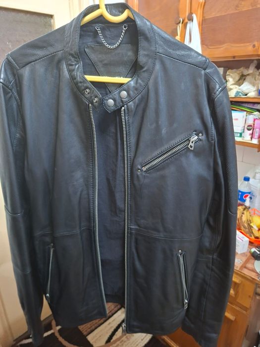 2 geci de piele foarte bine întreținute.