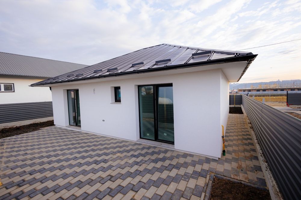 Vand  case individuale la cheie parter 350mp teren