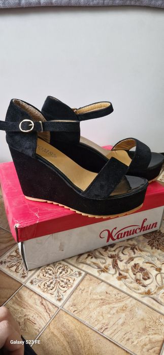 Продам босоножки