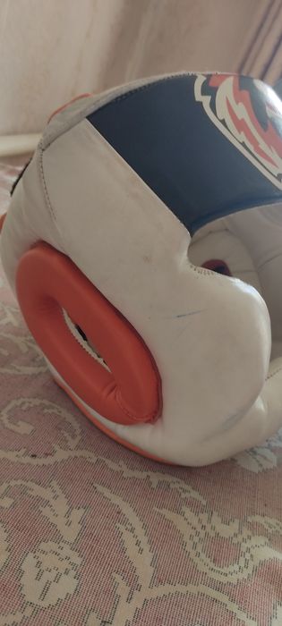 Продам шлем, боксёрские перчатки