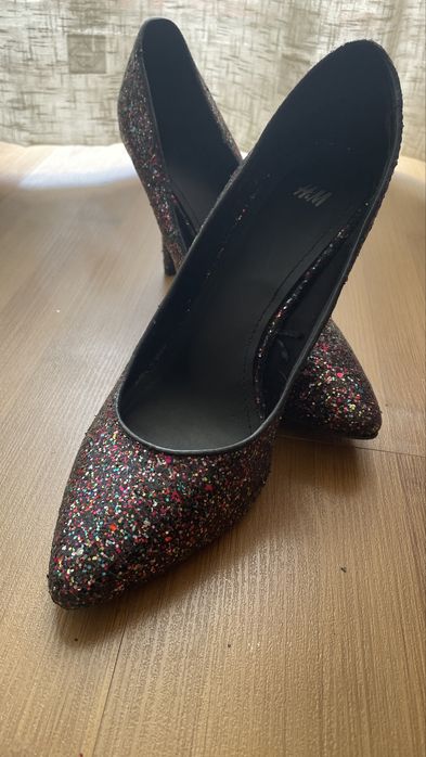 Дамски брокатени обувки