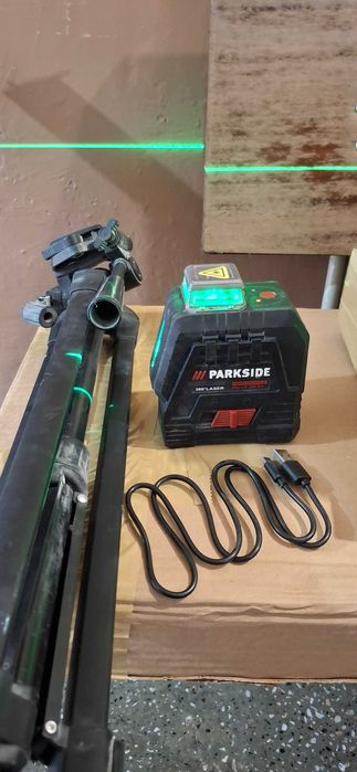 Акумулаторен лазерен нивелир с кръстосани линии + стойка