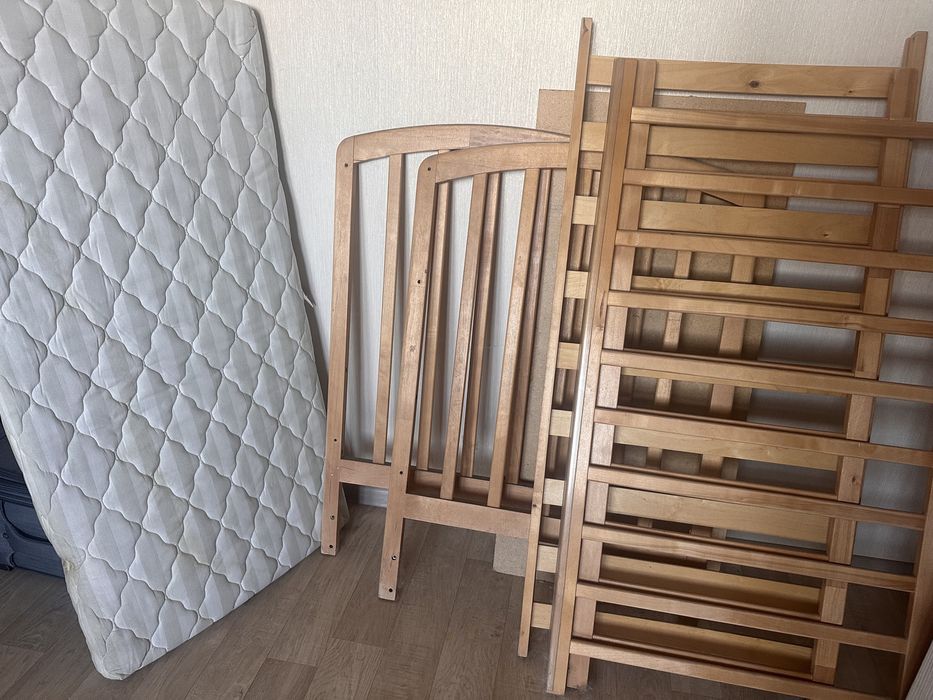 Манеж деревянный компактный, с матрасом в хорошем состоянии.