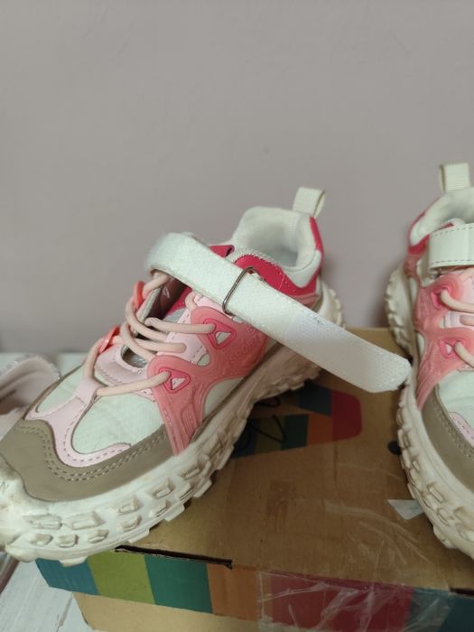 Продам кроссовки для девочки