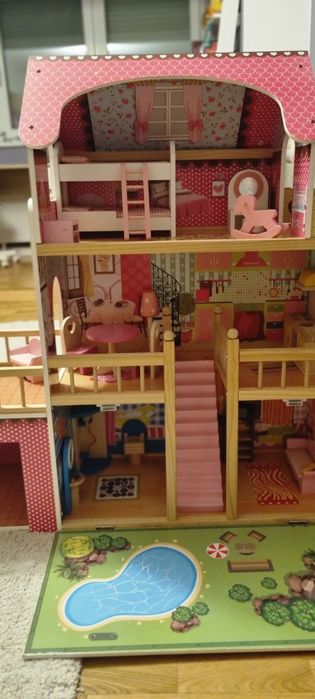 Casuta de papusi din lemn cu piscina și garaj