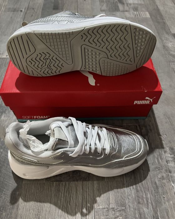 Оригинални дамски маратонки Adidas Ozweego и сребристи Puma.