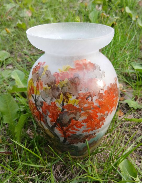 Vaza flori pictata manual motive tomnatice semnata, sticla mata, cel mai probabil Franta