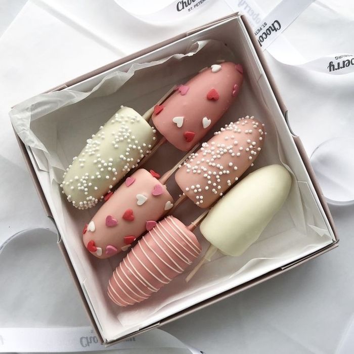 Клубника в шоколаде и банан в шоколаде