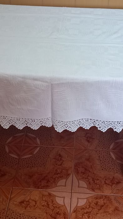 Vand 2 fete de masa albe vechi țesute manual cu broderie,nefolosite
