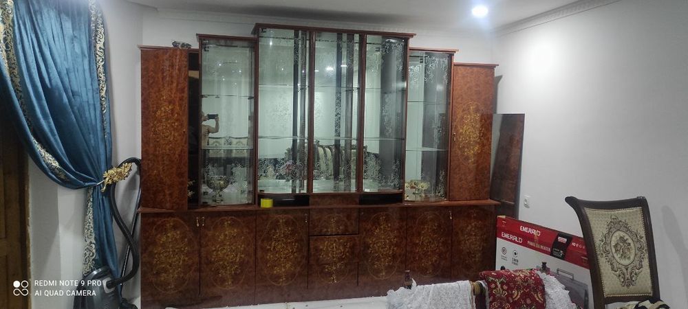 Мебельная горка в хорошем состоянии