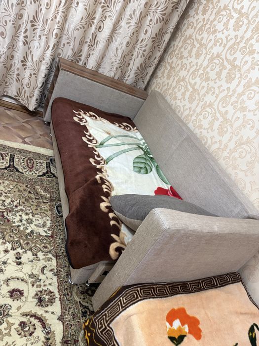 Отдам даром два дивана и стол