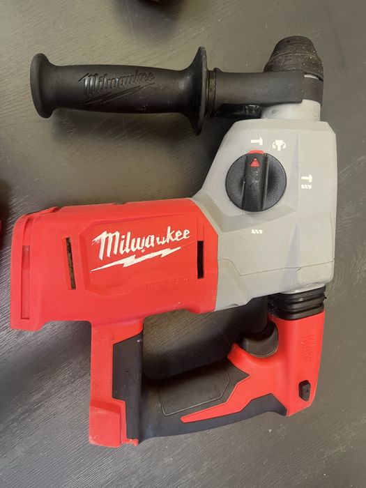 Vând rotopercutor milwaukee cu baterie