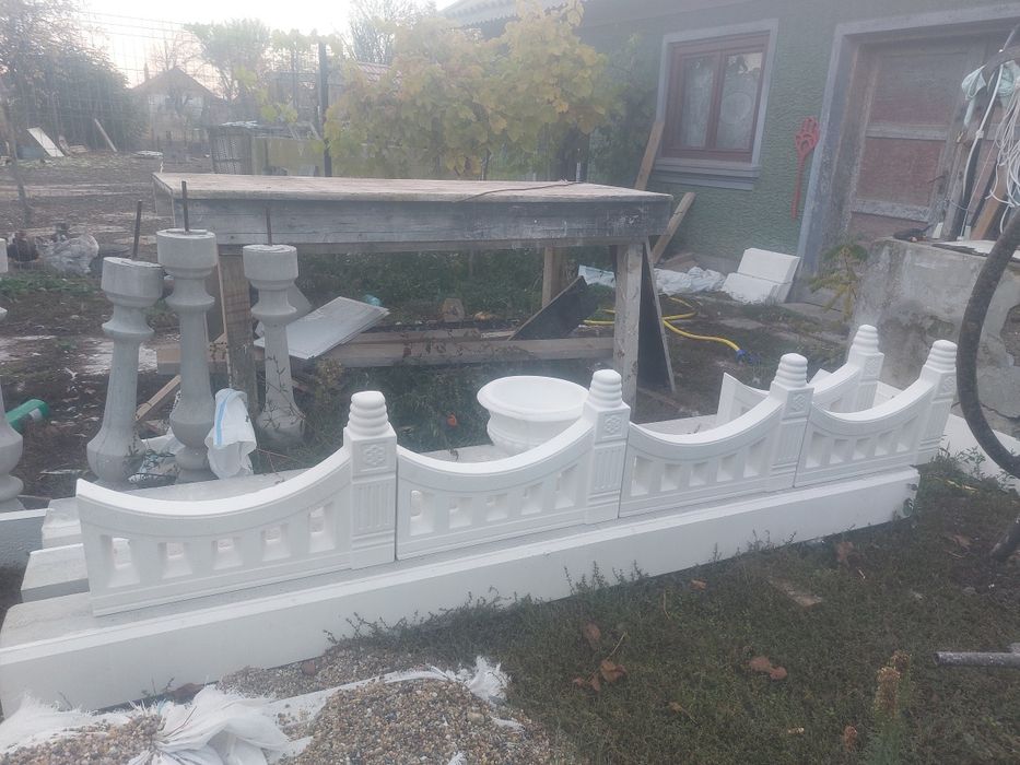 Cruci realizate din praf de marmură, mozaic de marmură, ciment alb.