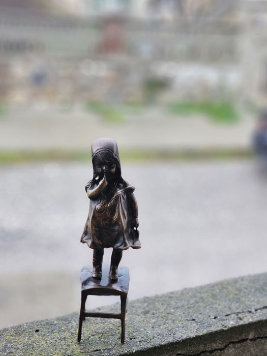 Антикварна бронзова фигура „Момиче на стол“ – 29 см, Belle Époque