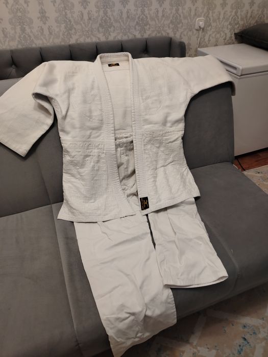 Спортивное кимоно для дзю-до.