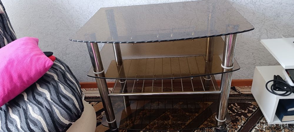 Продам столик стеклянный