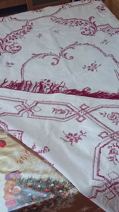 Vand 2 fete de masa superbe cusute manual cu ață roșie cu modele tradi