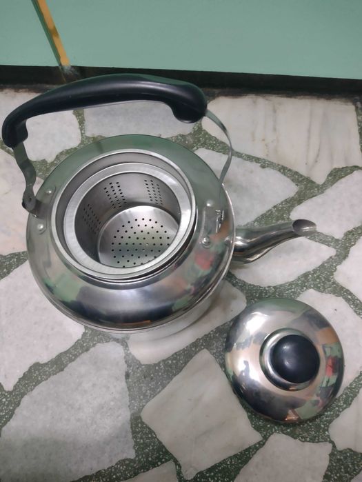 метален чайник с цедка