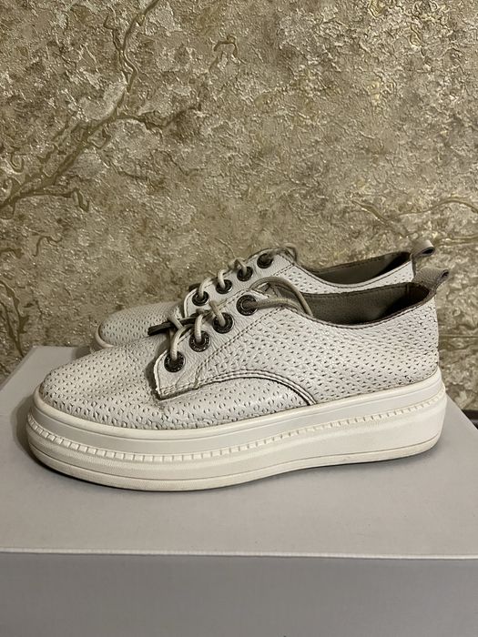 Кроссовки женские