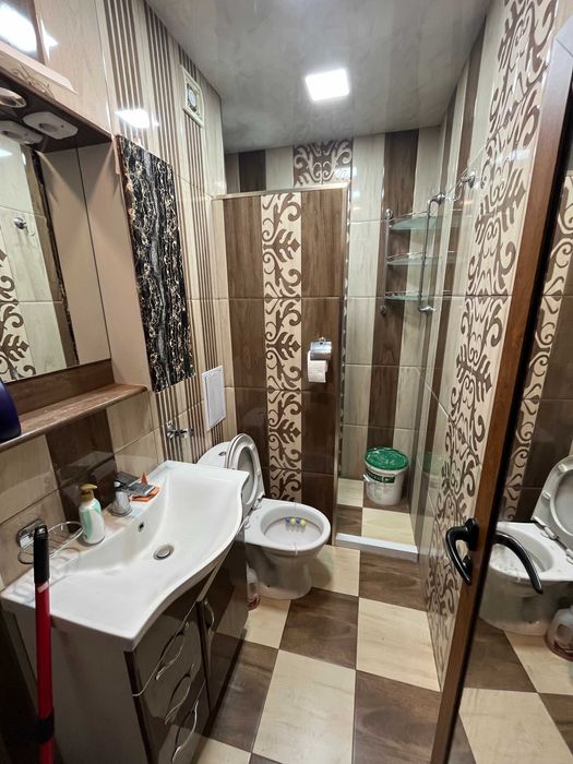 Продаваме просторен 3-стаен апартамент в ж.к. Изток, бл. 41