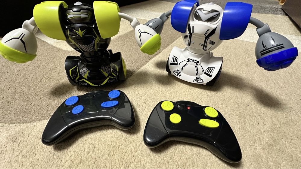 Set 2 roboti cu telecomanda - Robo Kombat