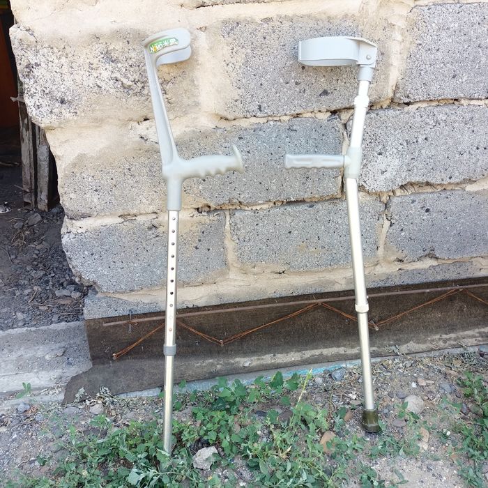 Срочно продам костыли