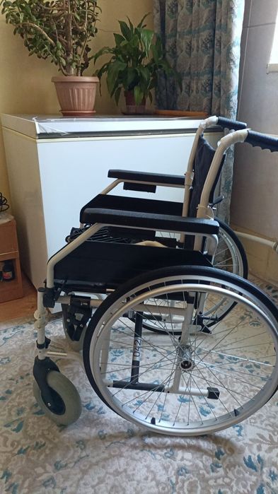 Продам инвалидную коляску