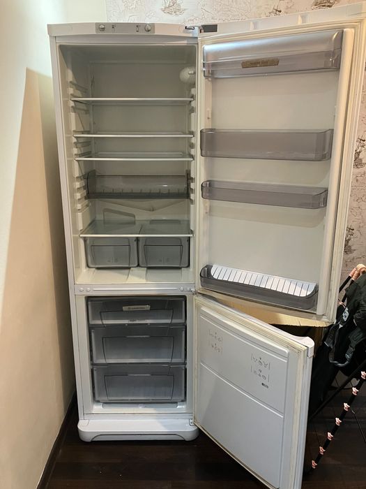 Холодильник ariston