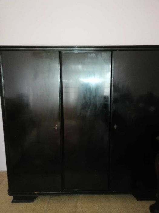 Mobila veche de nuc