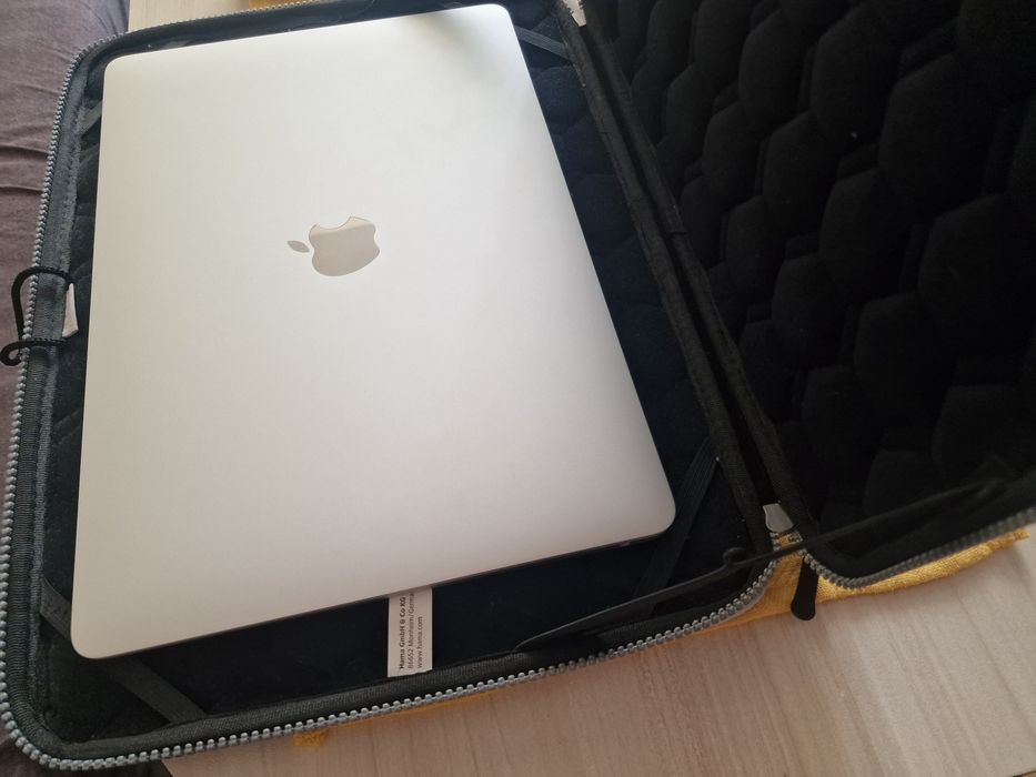 MacBook Air M1 Space Gray (8GB/256GB) – Като НОВ, 52 цикъла, 98% Батерия! Пълен комплект + Magic Mouse + HyperDrive ХъбЦена:539 € за всичко в комплект
