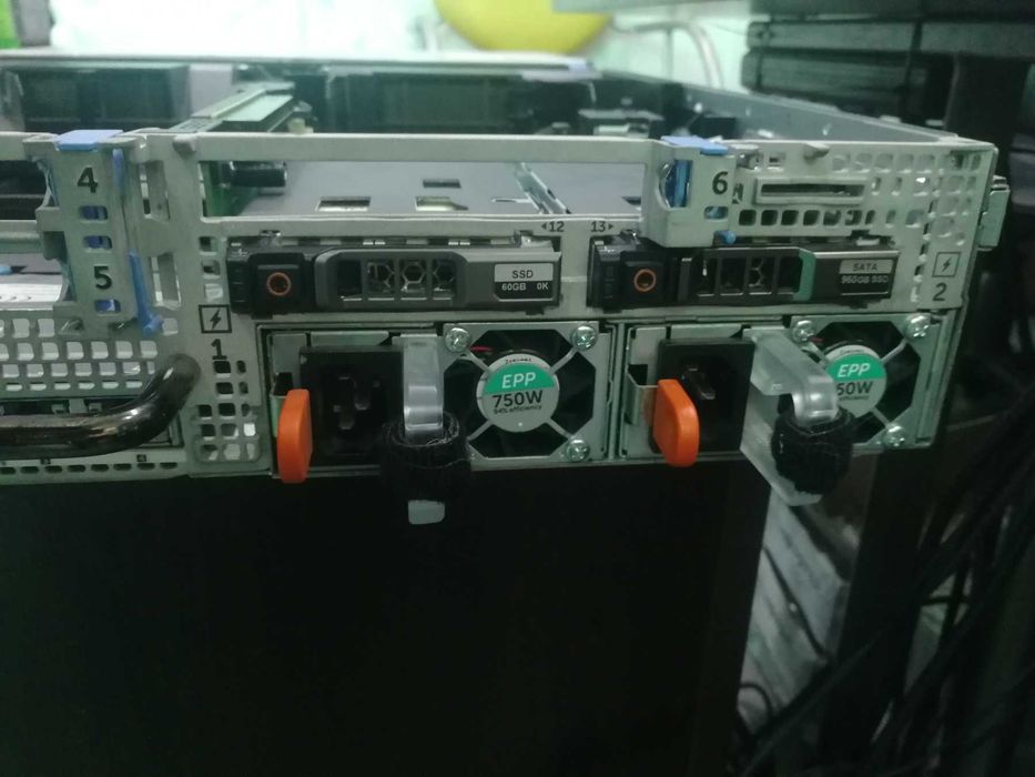 Продавам сървър на Делл - Dell PowerEdge R730dx 12xLFF + 2xSFF - 32GB DDR4 - 49TB дискове