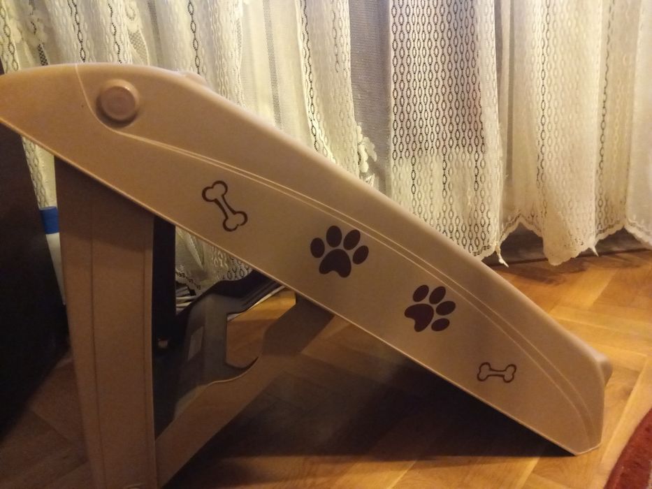 Сгъваема стълба за малко куче.