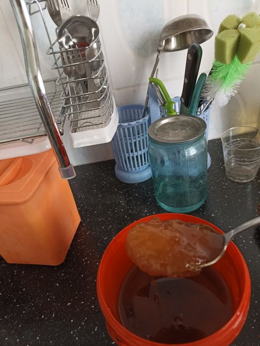 Мед почти 1 кг, на фото видно, темный, не знаю какой