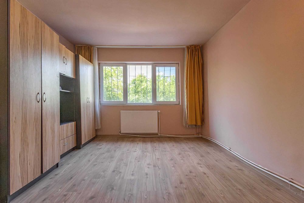 Vand Garsoniera zona UMT