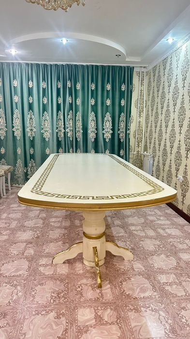 Стол и стульями продаётся