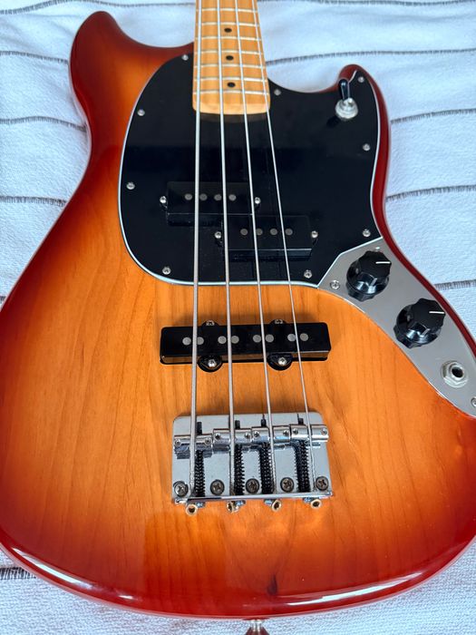 Бас китара Fender Mustang short scale 30’