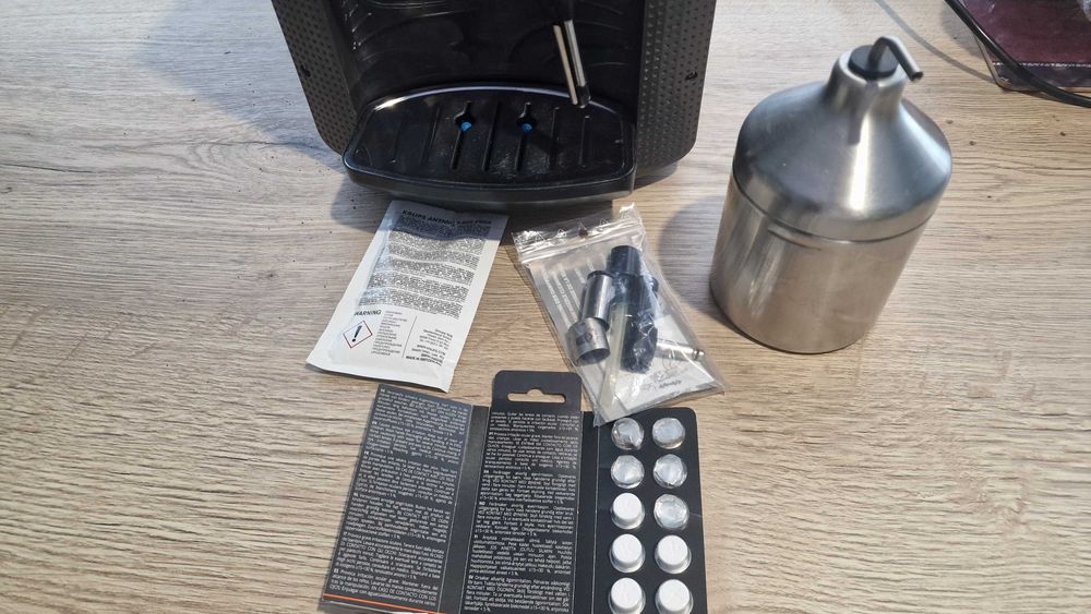 Espressor automat krups EA816B + accesoriu spumare lapte
