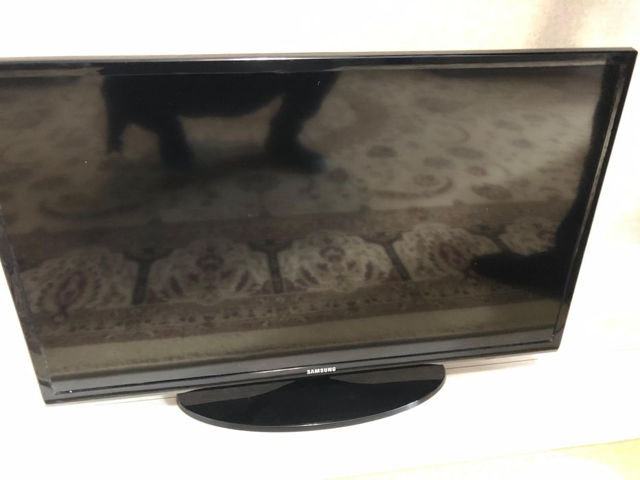 Телевизор с кронштейном