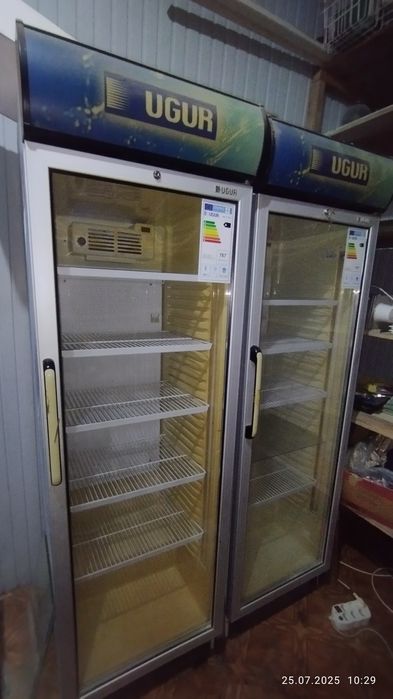 Продаеться холодильник витрина UGUR