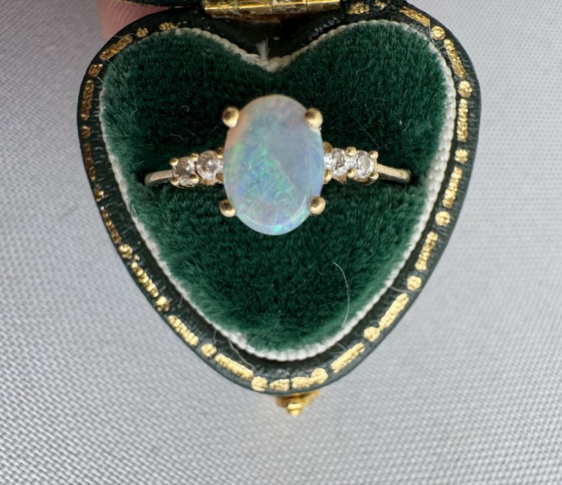 Inel din aur, opal si diamante