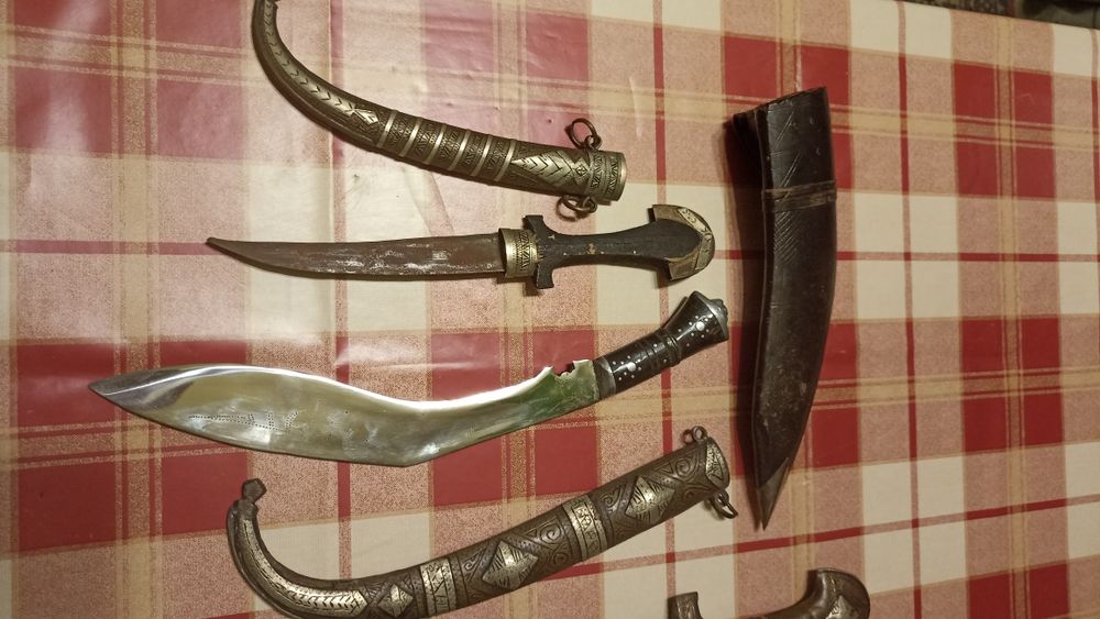 Vând 3 cuțite cu tot cu toc