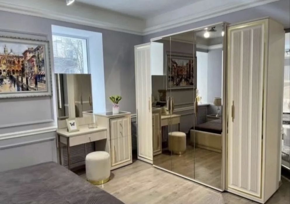 Продаю спальный гарнитур