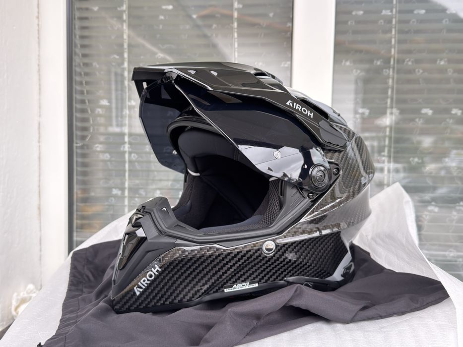 Продавам каска AIROH Commander 2 Carbon Gloss - M