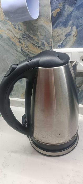 Yeni kullanılmamış kettl metal ve siyah  renkte kaliteli bı ürün