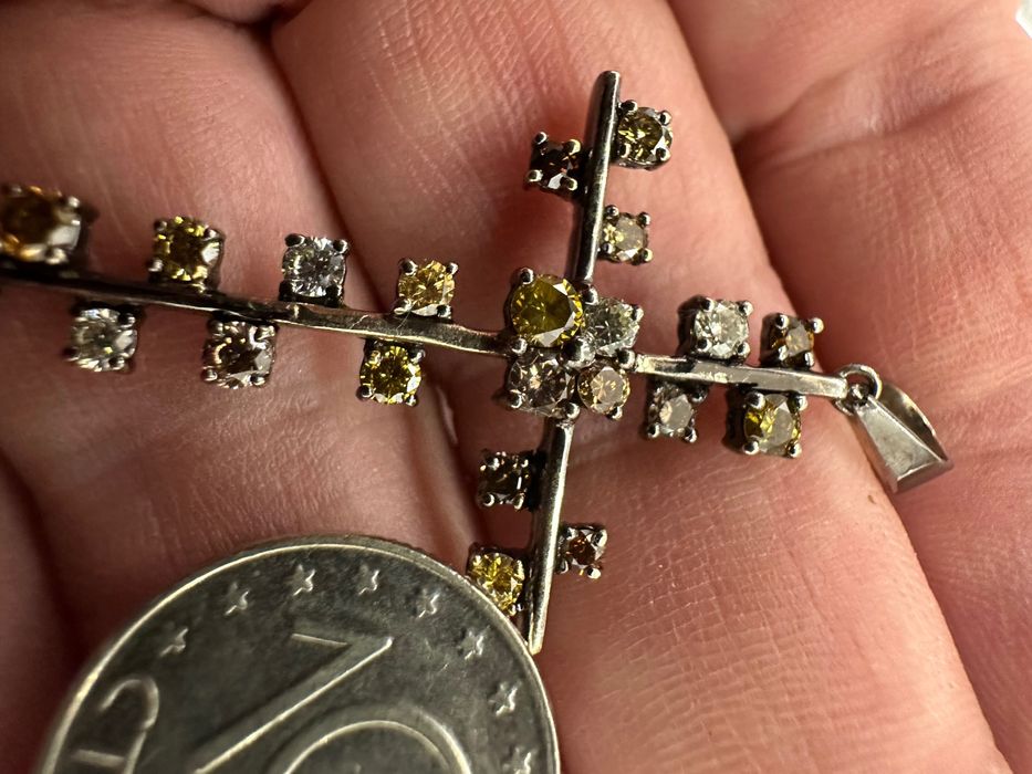 18к златен кръст с цветни диаманти.