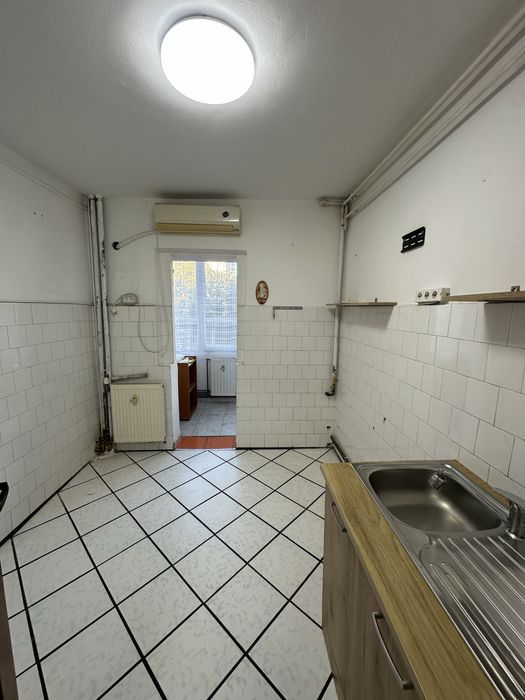 Închiriez apartament cu 2 camere