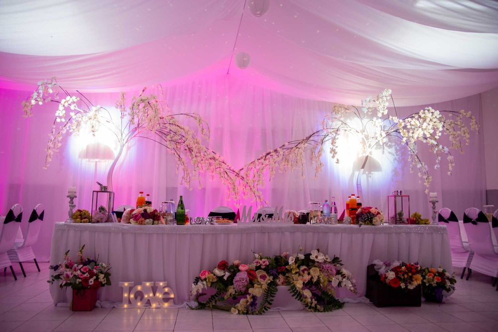 Matteo nunta Medias: lumini,ceata carbonica, baloane cu fum etc.