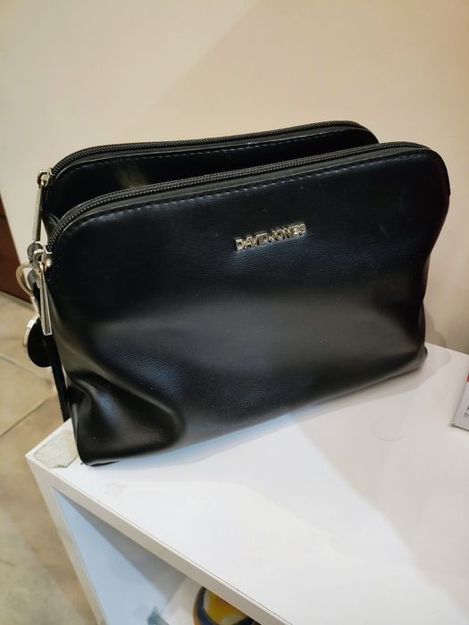 Малка черна чанта