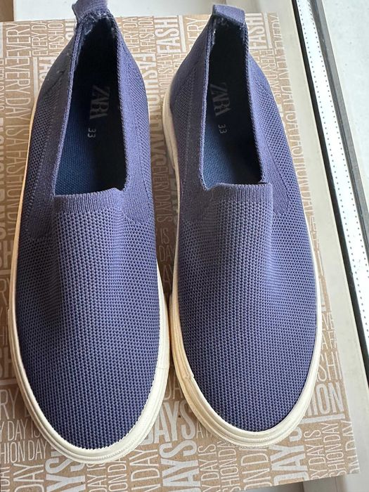 Vând un set de 3 perechi de încălțăminte pentru fetiță mărimea 33: